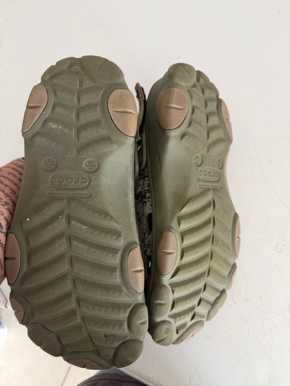 CROCS Men's size 10 Camouflage Pattern Classic Clog - Green Brown - Picture 3 of 4